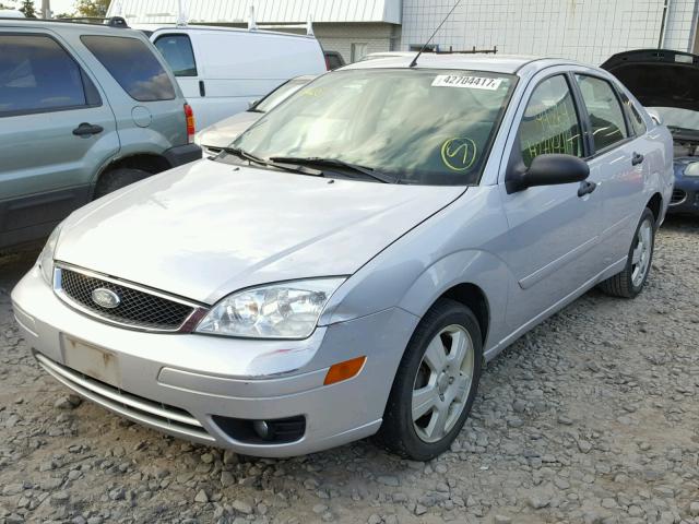 1FAHP34N87W188804 - 2007 FORD FOCUS GRAY photo 2