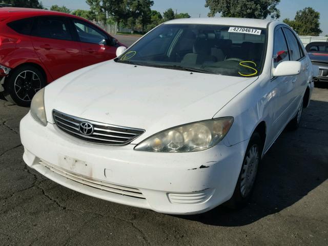 4T1BE32K75U556974 - 2005 TOYOTA CAMRY LE 白色 照片 2