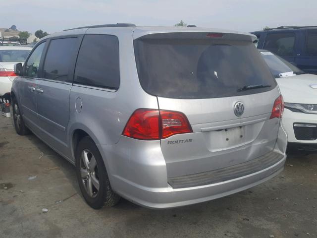 2V4RW3DGXBR766847 - 2011 VOLKSWAGEN ROUTAN SE SILVER photo 3