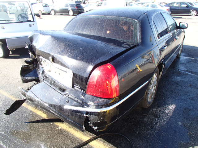 1LNHM81WX3Y612751 - 2003 LINCOLN TOWN CAR E BLACK photo 4