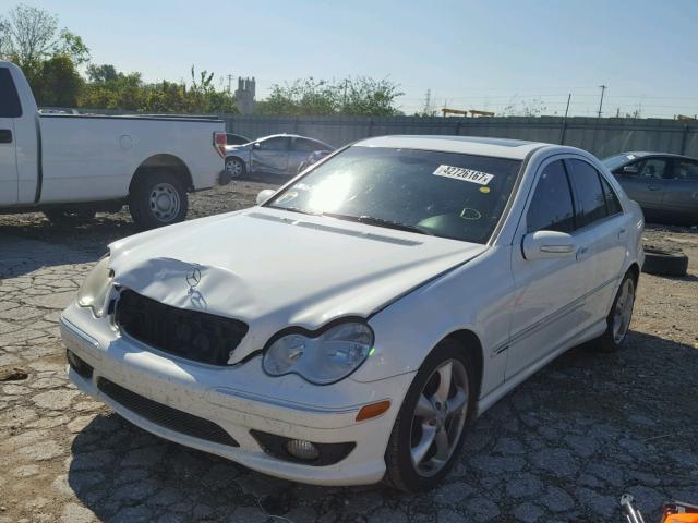 WDBRF40J35F678167 - 2005 MERCEDES-BENZ C WHITE photo 2