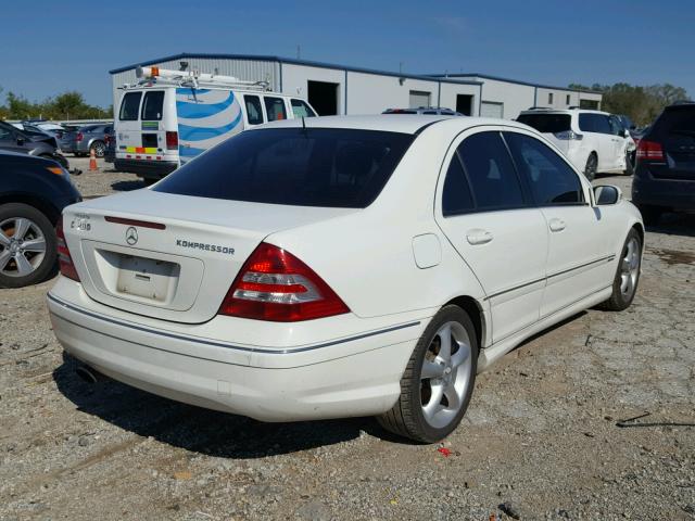 WDBRF40J35F678167 - 2005 MERCEDES-BENZ C WHITE photo 4