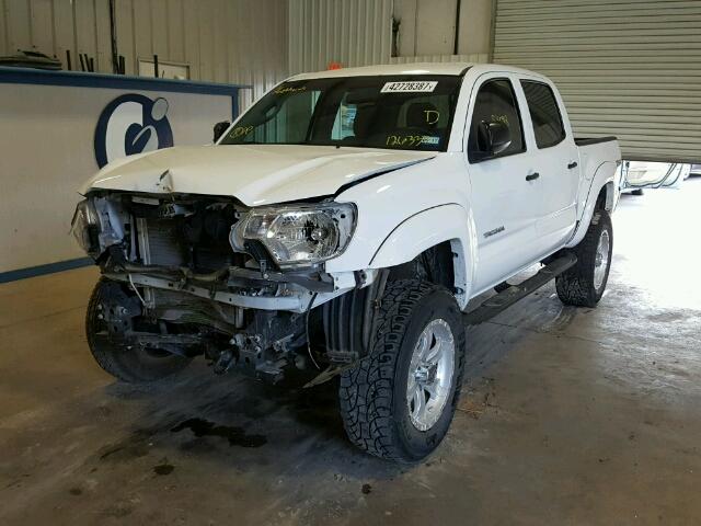 5TFLU4EN9FX126337 - 2015 TOYOTA TACOMA DOU WHITE photo 2