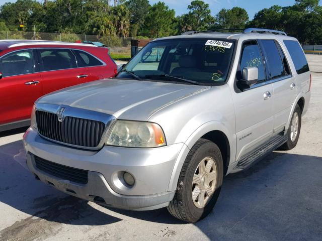 5LMFU27R64LJ38265 - 2004 LINCOLN NAVIGATOR Grau Foto 2