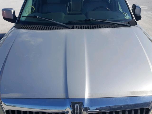 5LMFU27R64LJ38265 - 2004 LINCOLN NAVIGATOR Grau Foto 7