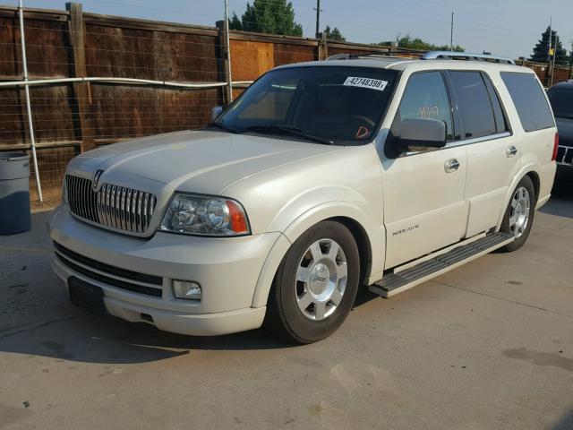 5LMFU28596LJ06568 - 2006 LINCOLN NAVIGATOR Weiß Foto 2