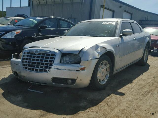 2C3JA53G75H538127 - 2005 CHRYSLER 300 TOURIN SILVER photo 2