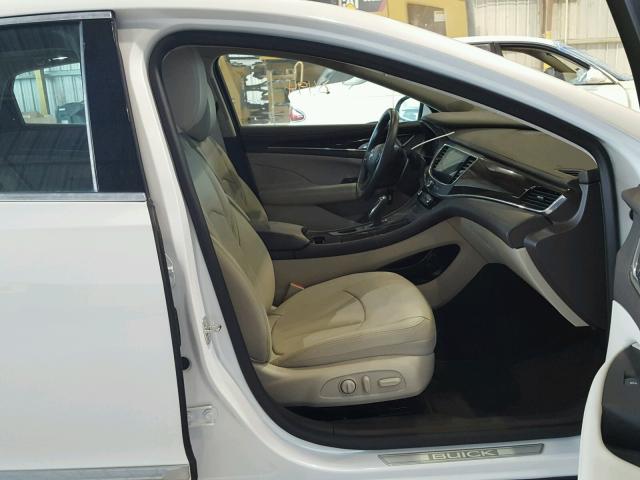 1G4ZP5SS5HU172748 - 2017 BUICK LACROSSE E თეთრი ფოტო 5