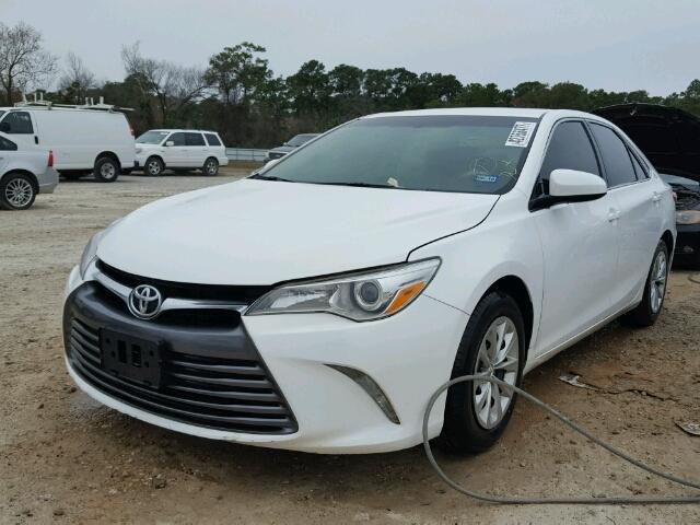 4T4BF1FK1FR470787 - 2015 TOYOTA CAMRY LE WHITE photo 2