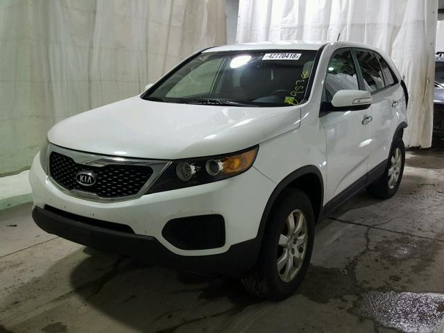 5XYKT3A11BG180711 - 2011 KIA SORENTO BA WHITE photo 2