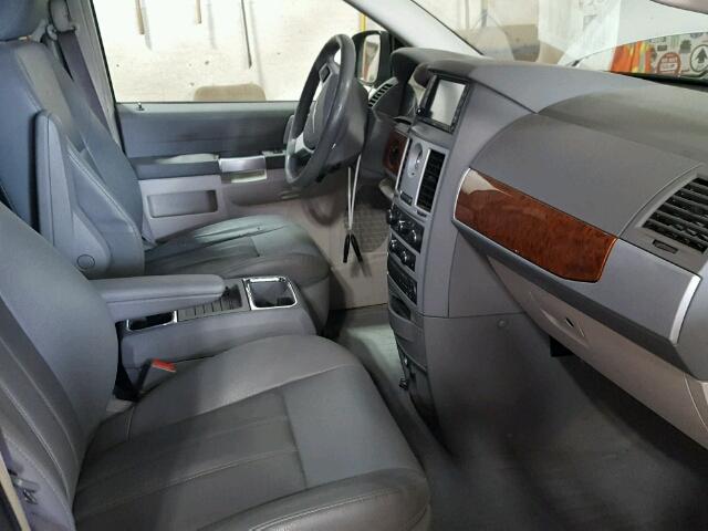 2A8HR54P28R794586 - 2008 CHRYSLER TOWN & COU SILVER photo 5