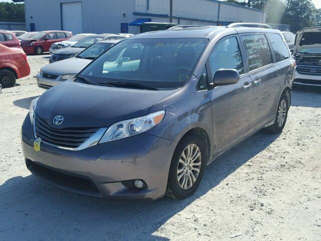 5TDYK3DC0CS264386 - 2012 TOYOTA SIENNA XLE GRAY photo 2