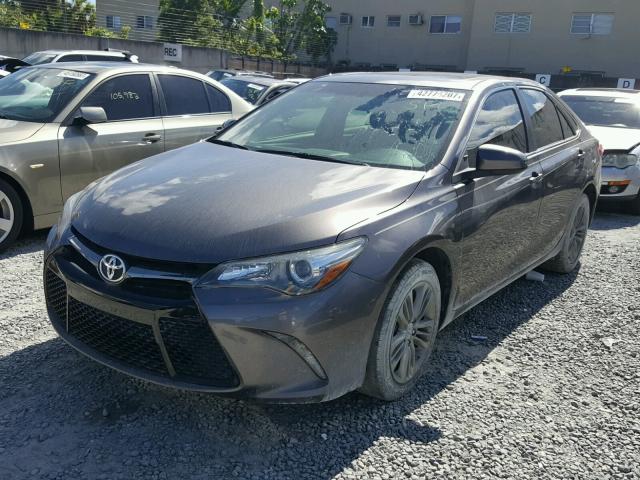 4T1BF1FK1GU565152 - 2016 TOYOTA CAMRY GRAY photo 2