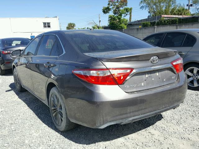 4T1BF1FK1GU565152 - 2016 TOYOTA CAMRY GRAY photo 3