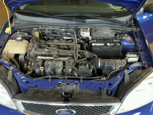 3FAFP37N25R111977 - 2005 FORD FOCUS ZX5 BLUE photo 7