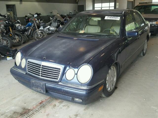 WDBJF55F8VA332118 - 1997 MERCEDES-BENZ E 320 BLUE photo 2