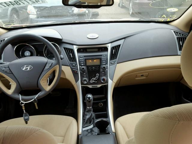 5NPEB4AC2CH343741 - 2012 HYUNDAI SONATA RED photo 9