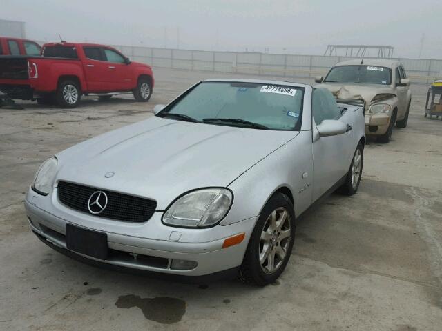 WDBKK47F9WF076504 - 1998 MERCEDES-BENZ SLK 230 KO SILVER photo 2