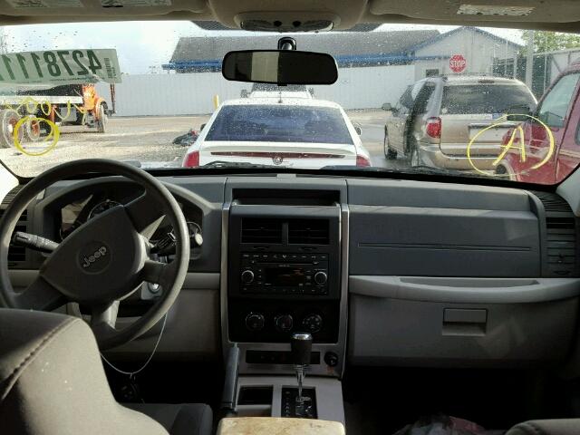 1J8GP28K08W218467 - 2008 JEEP LIBERTY SP WHITE photo 9