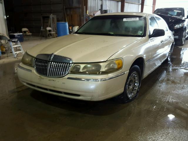 1LNHM83W0YY762503 - 2000 LINCOLN TOWN CAR C CREAM photo 2