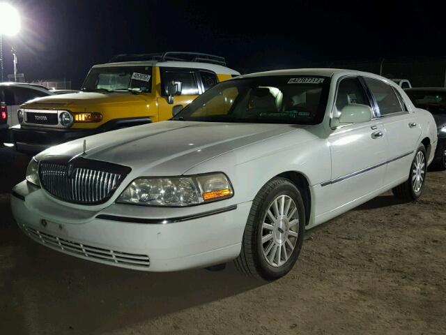 1LNHM81W13Y640891 - 2003 LINCOLN TOWN CAR E WHITE photo 2