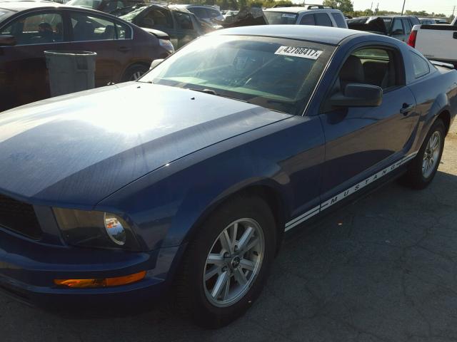 1ZVFT80N075244298 - 2007 FORD MUSTANG BLUE photo 2