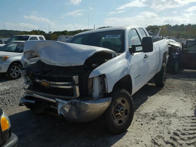 1GC2KVCG2DZ146796 - 2013 CHEVROLET SILVERADO WHITE photo 2