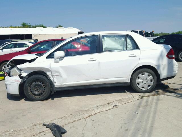 3N1BC11E88L384806 - 2008 NISSAN VERSA S WHITE photo 9