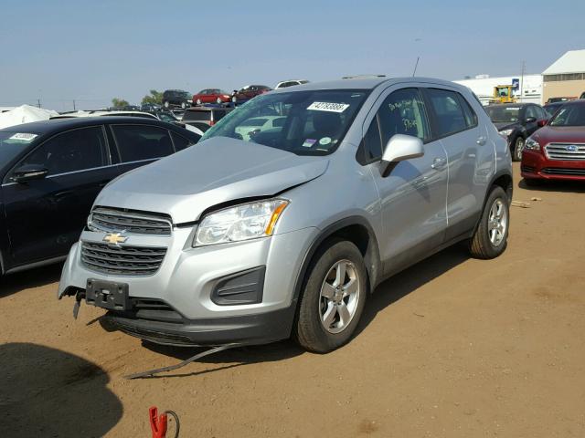 KL7CJPSB4FB069558 - 2015 CHEVROLET TRAX 1LS SILVER photo 2