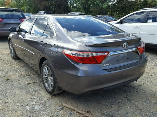 4T1BF1FK4HU430345 - 2017 TOYOTA CAMRY LE ნაცრისფერი ფოტო 3