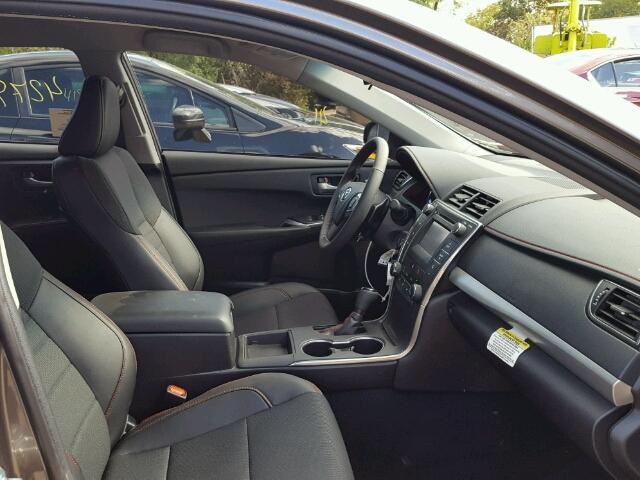 4T1BF1FK4HU430345 - 2017 TOYOTA CAMRY LE ნაცრისფერი ფოტო 5