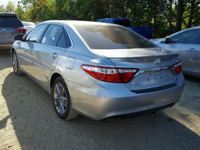 4T1BF1FK5HU690558 - 2017 TOYOTA CAMRY LE ვერცხლისფერი ფოტო 3