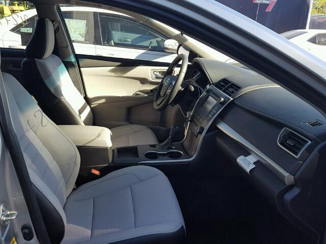 4T1BF1FK5HU690558 - 2017 TOYOTA CAMRY LE ვერცხლისფერი ფოტო 5