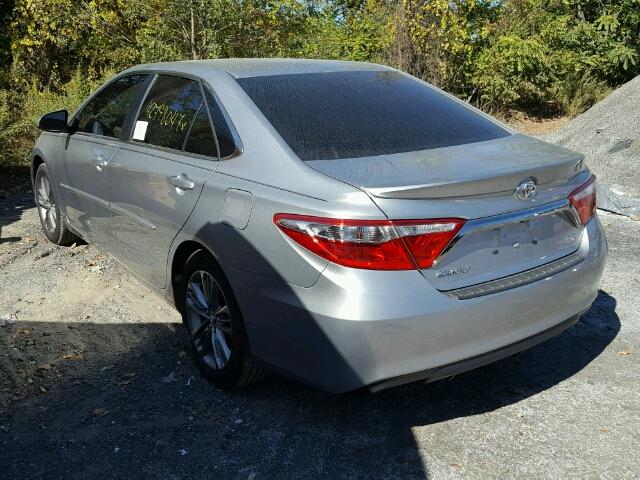 4T1BF1FK9HU698551 - 2017 TOYOTA CAMRY LE 灰色 照片 3
