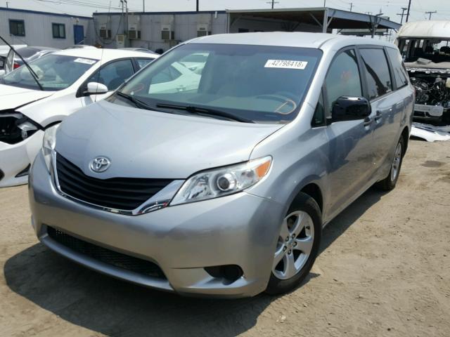 5TDZK3DC8ES428653 - 2014 TOYOTA SIENNA BAS SILVER photo 2