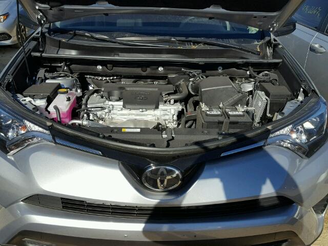 2T3ZFREV2HW365141 - 2017 TOYOTA RAV4 LE Gümüş foto 7