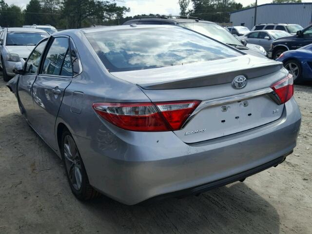 4T1BF1FK2HU441179 - 2017 TOYOTA CAMRY LE ვერცხლისფერი ფოტო 3