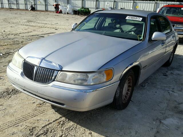 1LNHM82W9YY845610 - 2000 LINCOLN TOWN CAR BLUE photo 2