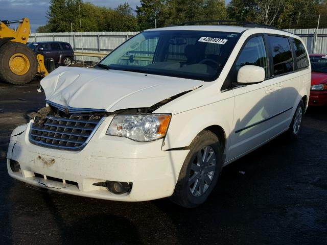 2A4RR5D17AR138567 - 2010 CHRYSLER TOWN & COU WHITE photo 2