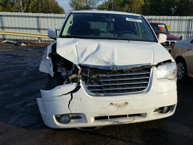 2A4RR5D17AR138567 - 2010 CHRYSLER TOWN & COU WHITE photo 9