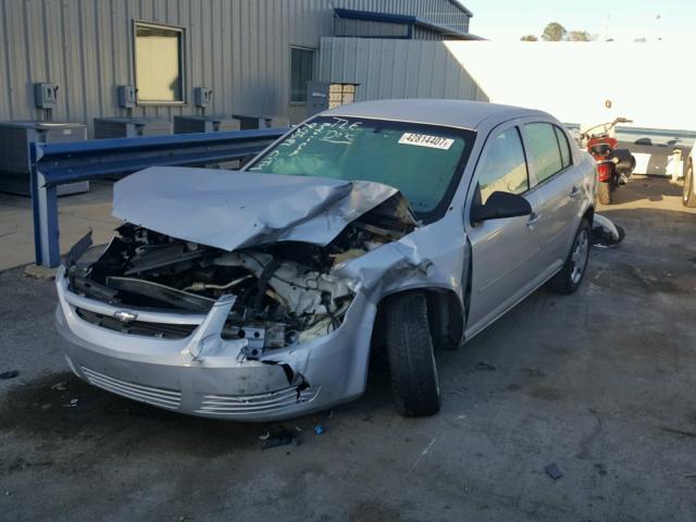 1G1AK52F057657319 - 2005 CHEVROLET COBALT SILVER photo 2