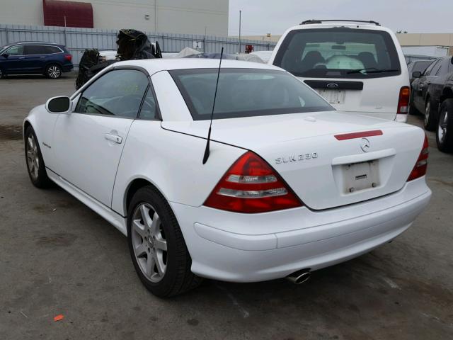 WDBKK49F01F179915 - 2001 MERCEDES-BENZ SLK 230 KO WHITE photo 3