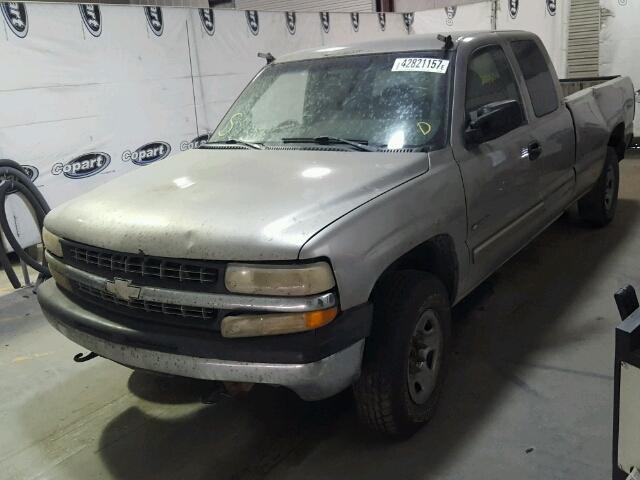 1GCGK29UXYE156667 - 2000 CHEVROLET SILVERADO SILVER photo 2