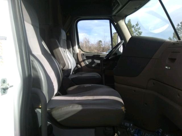 1FUJGLDR1BSAW9762 - 2011 FREIGHTLINER CASCADIA 1 WHITE photo 5