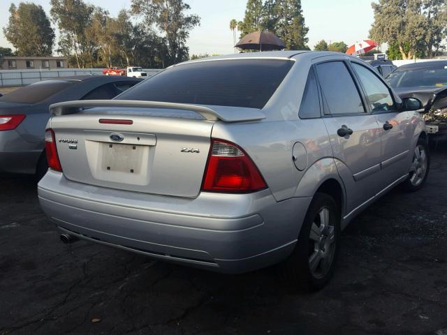 1FAFP34N36W110212 - 2006 FORD FOCUS ZX4 SILVER photo 4