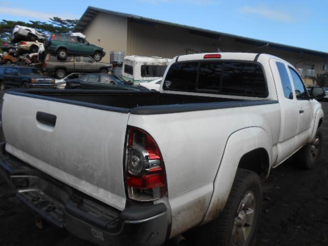 5TFUU4EN9FX126049 - 2015 TOYOTA TACOMA ACC WHITE photo 4