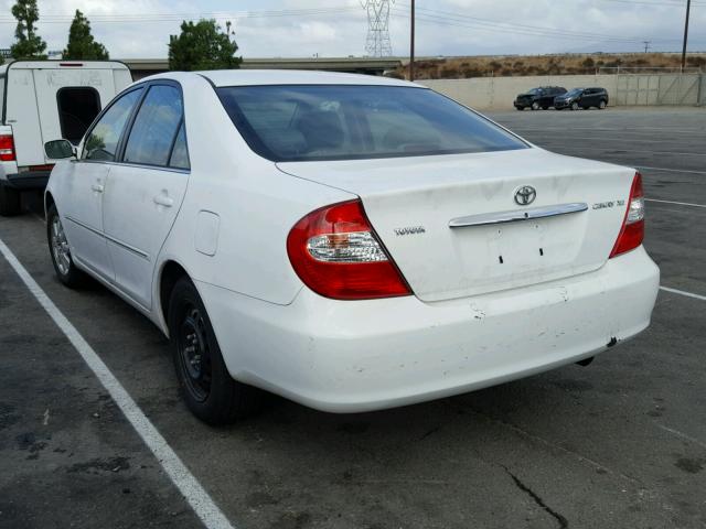 JTDBE30K820062519 - 2002 TOYOTA CAMRY LE WHITE photo 3