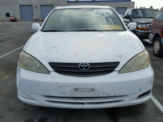 JTDBE30K820062519 - 2002 TOYOTA CAMRY LE WHITE photo 9