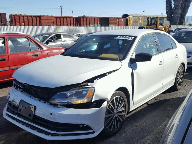 3VWD17AJ9GM236620 - 2016 VOLKSWAGEN JETTA SPOR WHITE photo 2