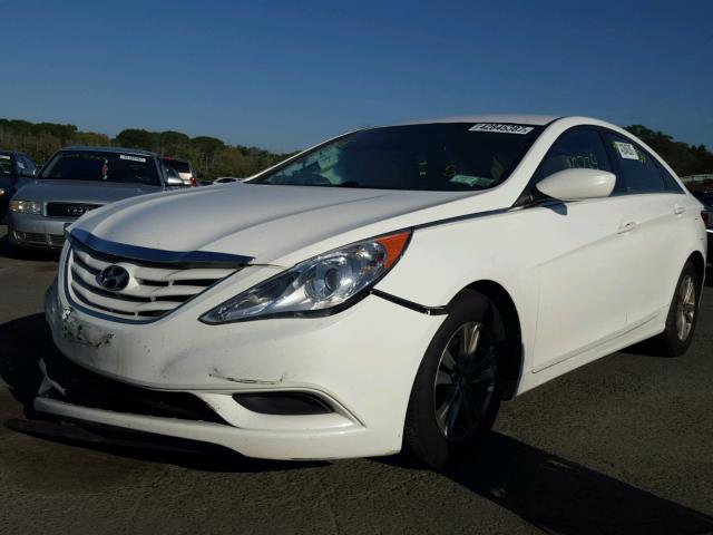 5NPEB4AC8DH763974 - 2013 HYUNDAI SONATA GLS WHITE photo 2